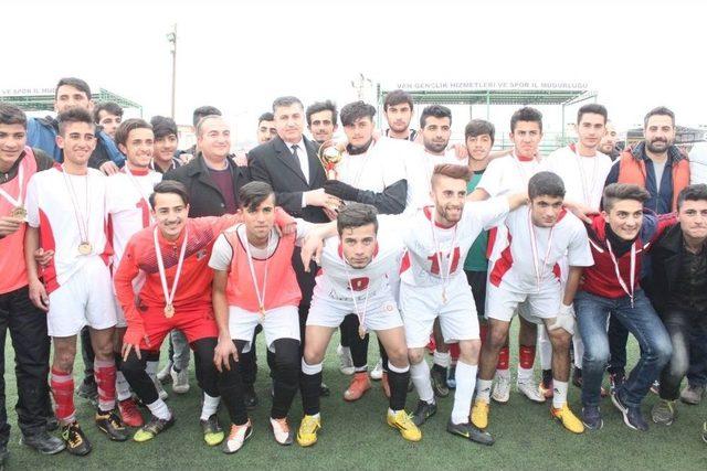 Van’da Okul Sporları Gençler Futbol Müsabakaları