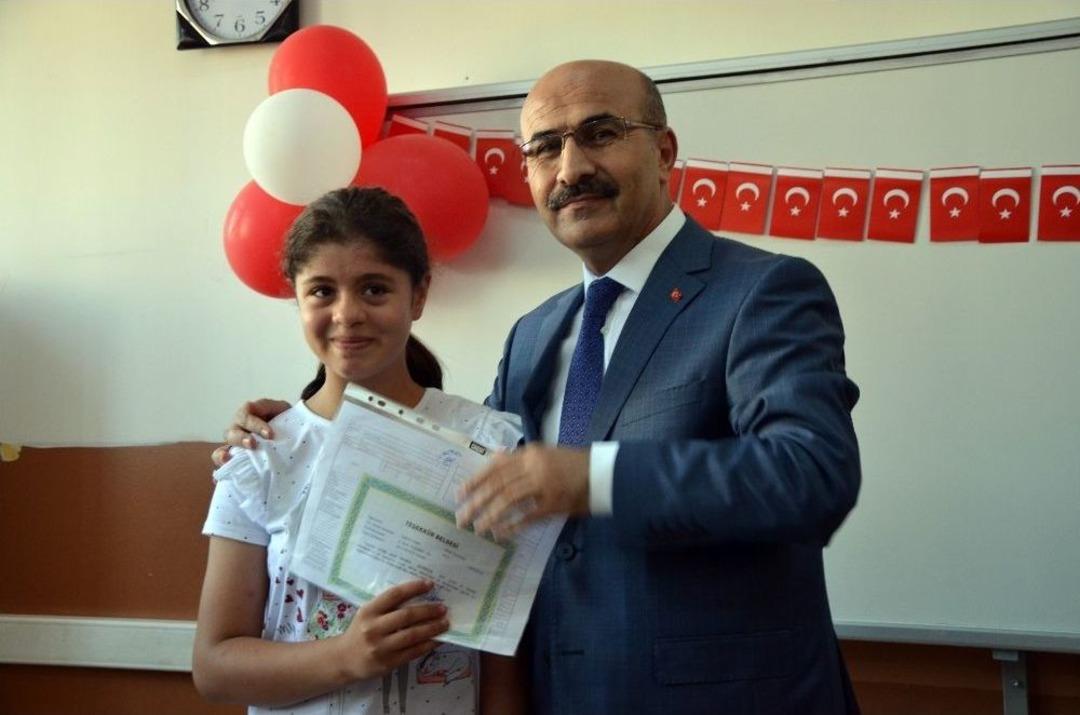 Vali Demirtaş &Ouml;ğrencilere Karne Dağıttı