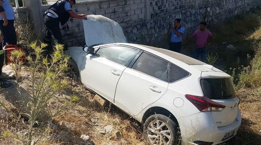 Otomobil Zeytinlik Araziye U&ccedil;tu; 1 Yaralı