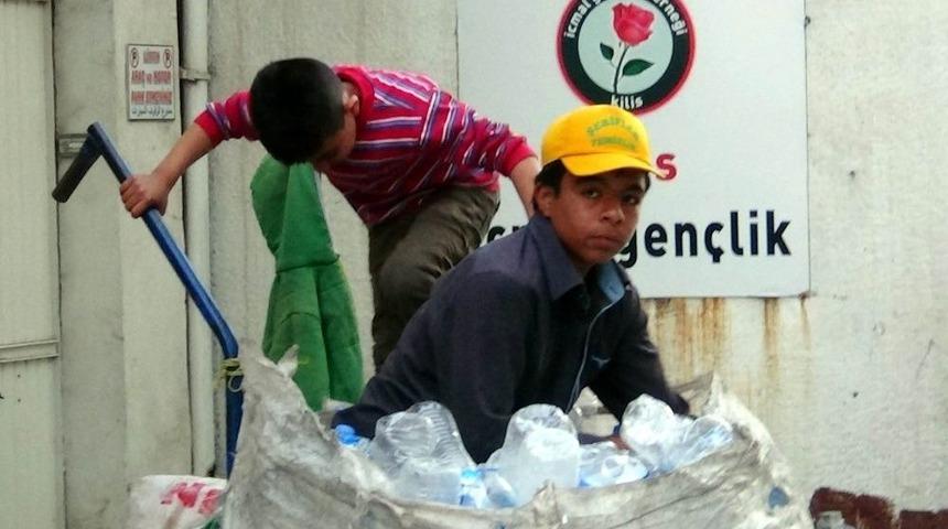 Suriyeli 15 Yaşındaki &Ccedil;ocuk, 9 Kişilik Ailesinin Ge&ccedil;imini &Ccedil;&ouml;pten Sağlıyor