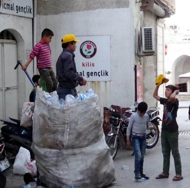 Suriyeli 15 Yaşındaki Çocuk, 9 Kişilik Ailesinin Geçimini Çöpten Sağlıyor