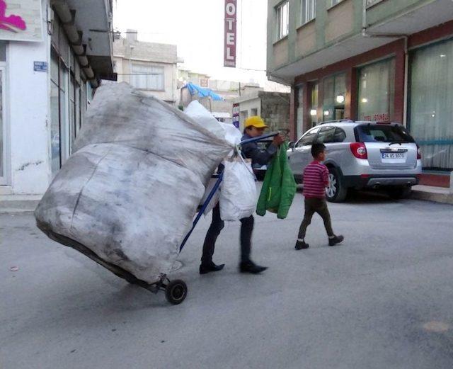 Suriyeli 15 Yaşındaki Çocuk, 9 Kişilik Ailesinin Geçimini Çöpten Sağlıyor