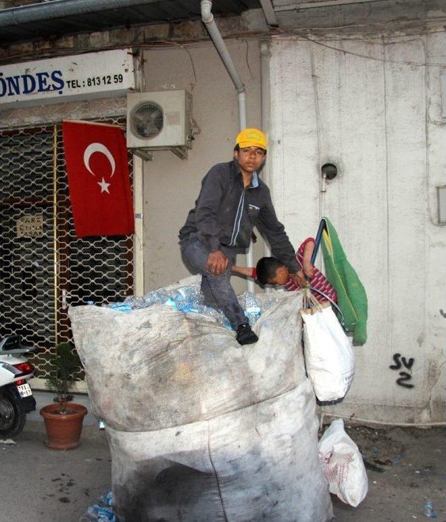 Suriyeli 15 Yaşındaki Çocuk, 9 Kişilik Ailesinin Geçimini Çöpten Sağlıyor