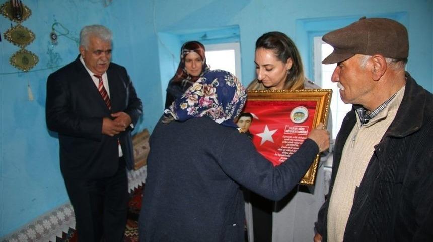 Vali Eşi Pekmez Şehit Ailelerini Ziyaret Ediyor