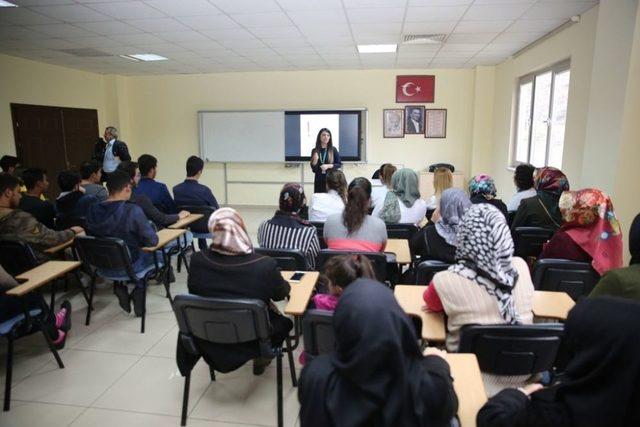 Melikgazi Belediyesinde Evlilik Öncesi Eğitim Semineri Verildi