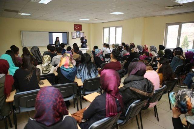 Melikgazi Belediyesinde Evlilik Öncesi Eğitim Semineri Verildi