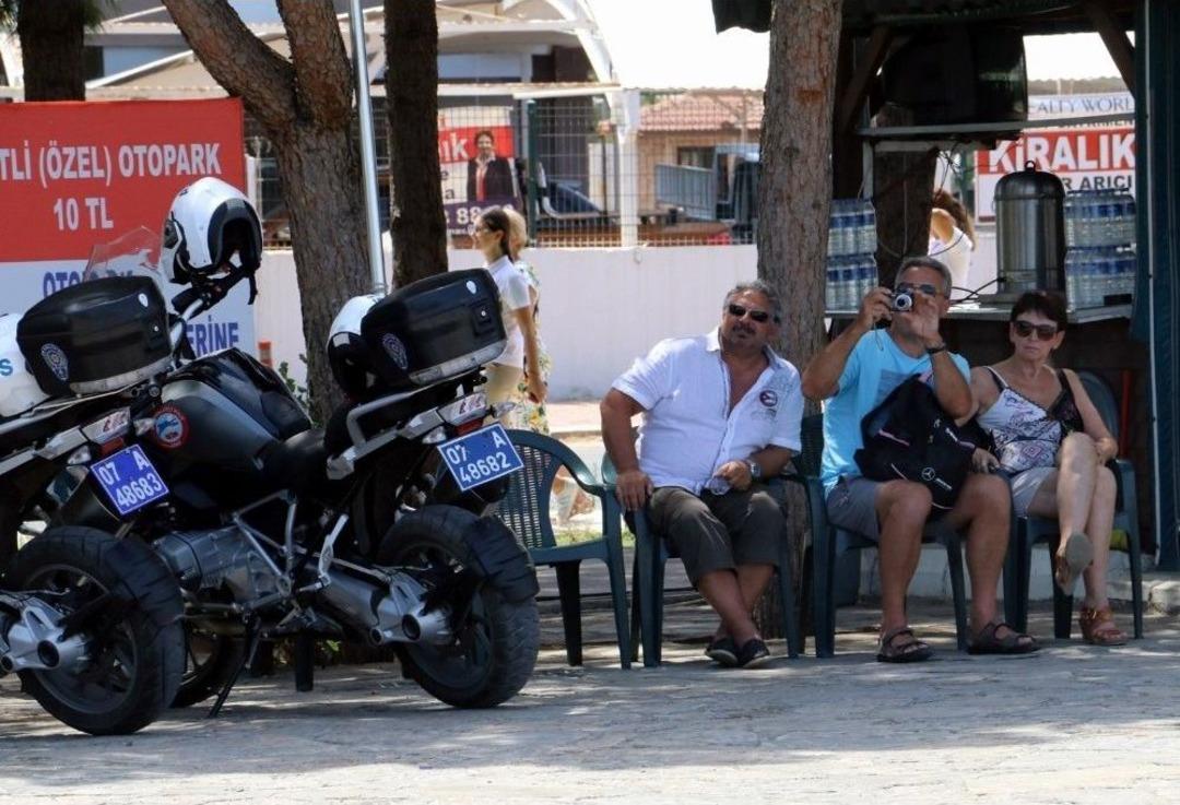Antalya&rsquo;da Kanlı &rsquo;ekmek&rsquo; Eylemi Turistlere Seyirlik Oldu