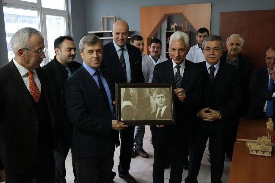 Rekt&ouml;r Vekili Azar, Vali &Ccedil;ınar&rsquo;a Portre Hediye Etti