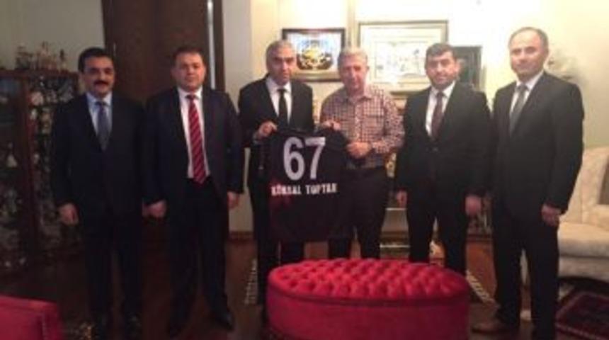 Toptan&rsquo;a Maden Şehitlerinin Yer Aldığı Formayı Hediye Ettiler