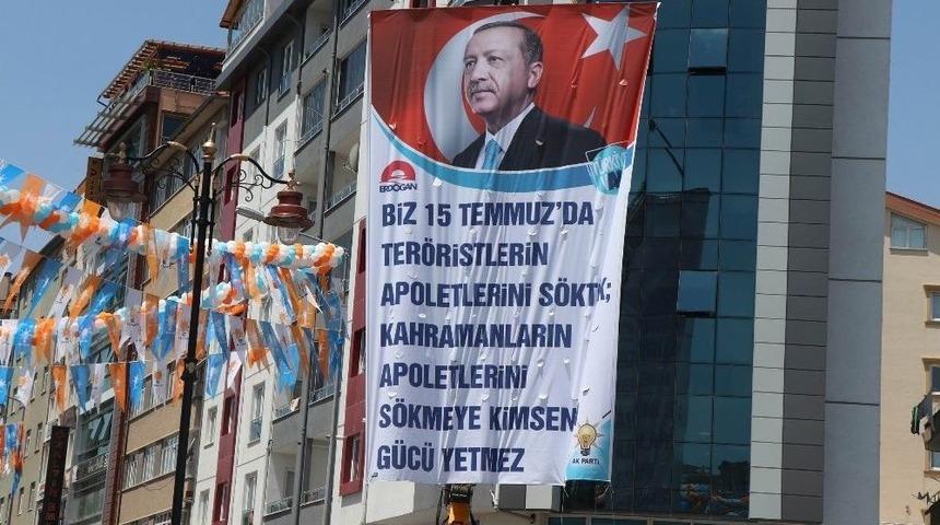 Cumhurbaşkanı Erdoğan&rsquo;a &rsquo;apolet Pankartlı&rsquo; Karşılama