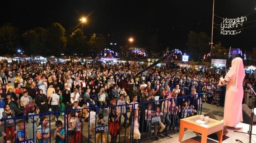 D&uuml;zce Anıtparkta İzdiham Yaşandı