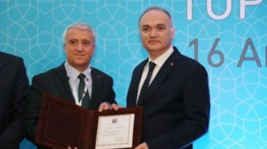 Rekt&ouml;r G&uuml;ndoğan T&uuml;ba &Uuml;yelik Beratını Bakan Faruk &Ouml;zl&uuml;&rsquo;den Aldı