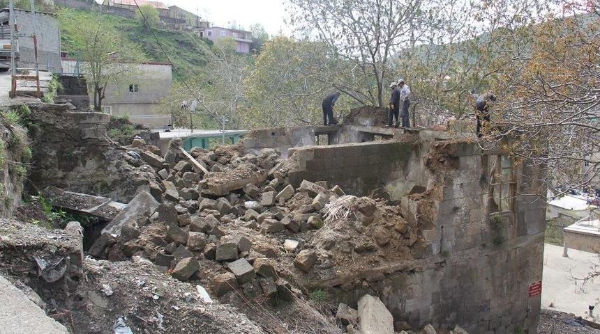 Bitlis’teki Metruk Binalar Yıktırılıyor