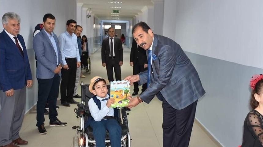 Başarılı Engelli &Ouml;ğrenciye Karne Hediyesi Olarak Ak&uuml;l&uuml; Ara&ccedil; Verildi