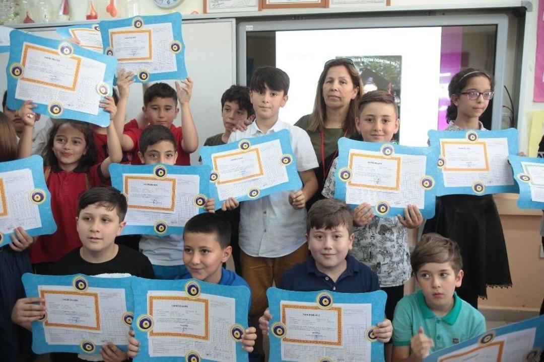 &Ouml;ğrenciler Karne Sevincini Yaşadı