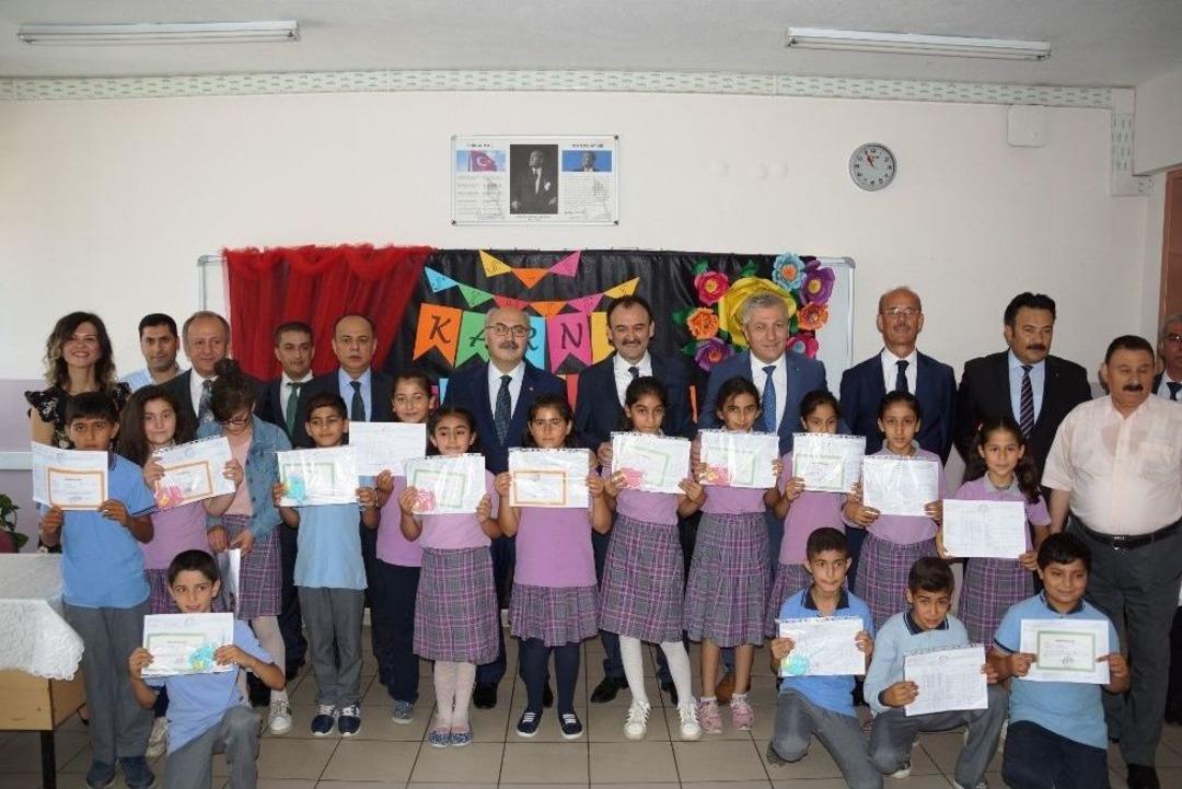 Aydın&rsquo;da &Ouml;ğrenciler Karnelerini Aldı