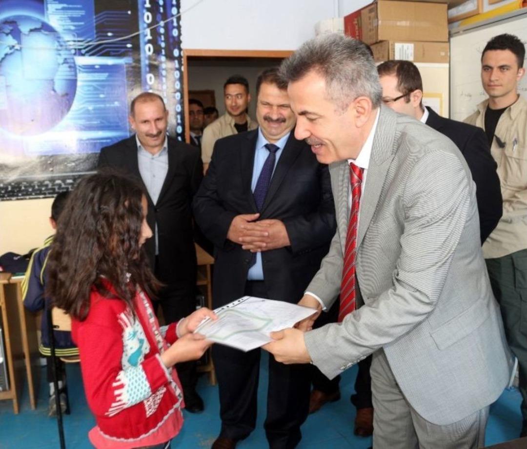 Ağrı&rsquo;da &Ouml;ğrencilerin Karne Heyecanı