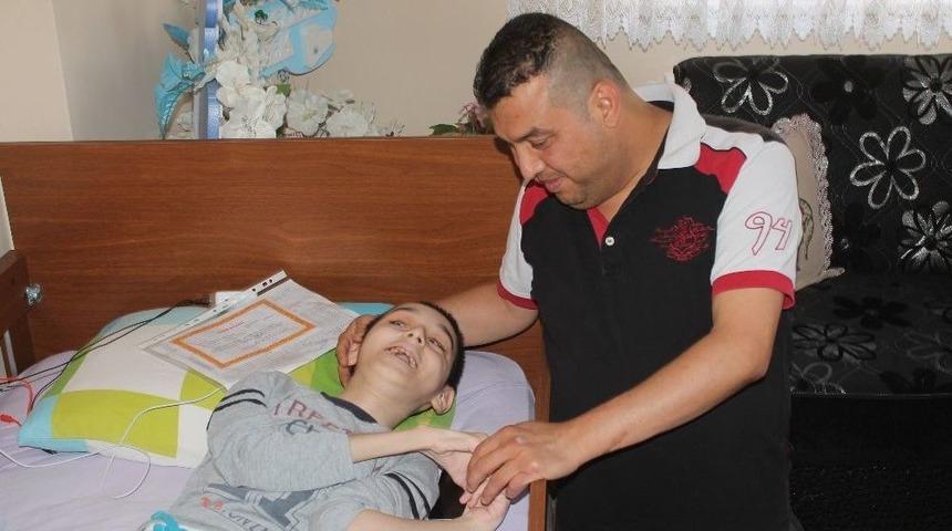 Cam Kemik Hastası G&ouml;rme Engelli Mehmet&rsquo;in Karne Sevinci