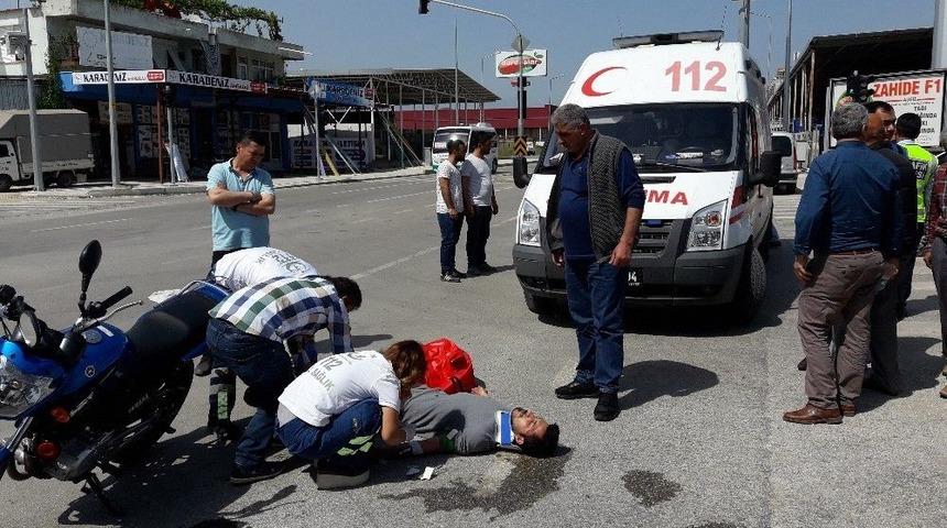 Antalya&rsquo;da Kamyonetle Motosiklet &Ccedil;arpıştı: 2 Yaralı