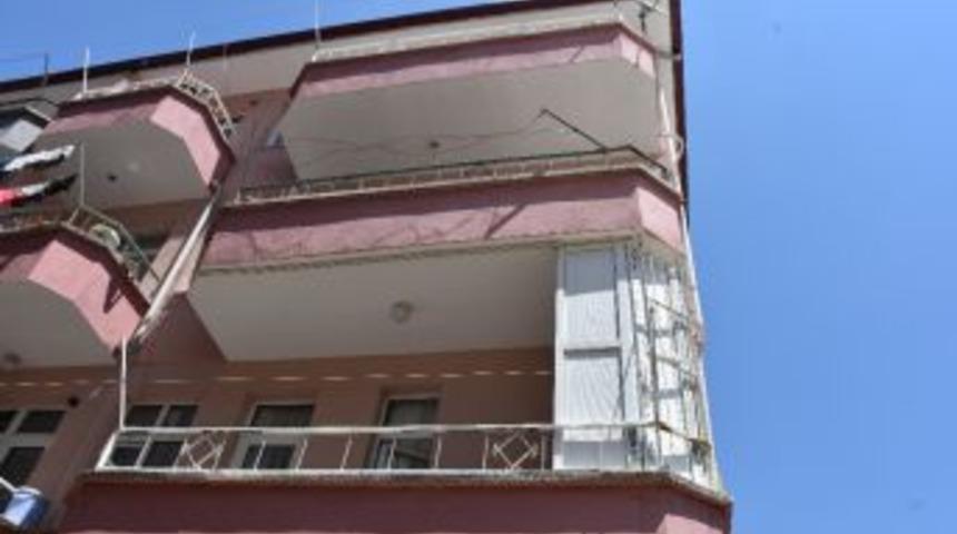 4. Kattan Düşen 4 Yaşındaki Çocuğu Çamaşır İpleri Kurtardı