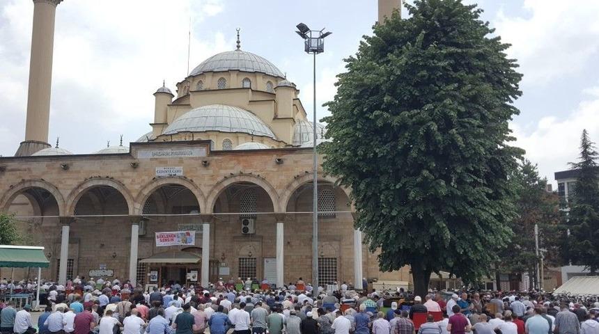 Ramazanın Son Cumasında Camiler Doldu