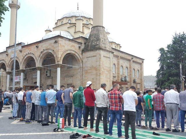 Ramazanın Son Cumasında Camiler Doldu