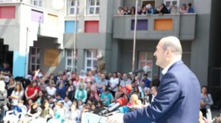 Bakan S&uuml;leyman Soylu, Okuduğu İlkokulda &Ouml;ğrencilere Karne Dağıttı