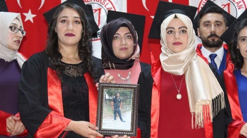 Vefat Eden B&ouml;l&uuml;m Arkadaşlarını Mezuniyet T&ouml;reninde Andılar