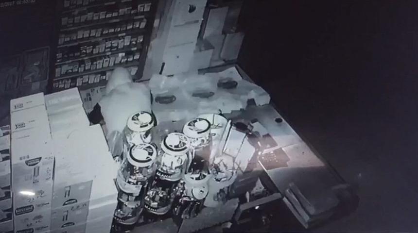 Markete Giren Hırsız 6 Bin Tl Para Ve Sigara Çaldı