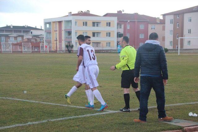 Futbol Maçlarında Oyuncu Değişiklikleri Tabela İle Değil Bağırarak Oluyor