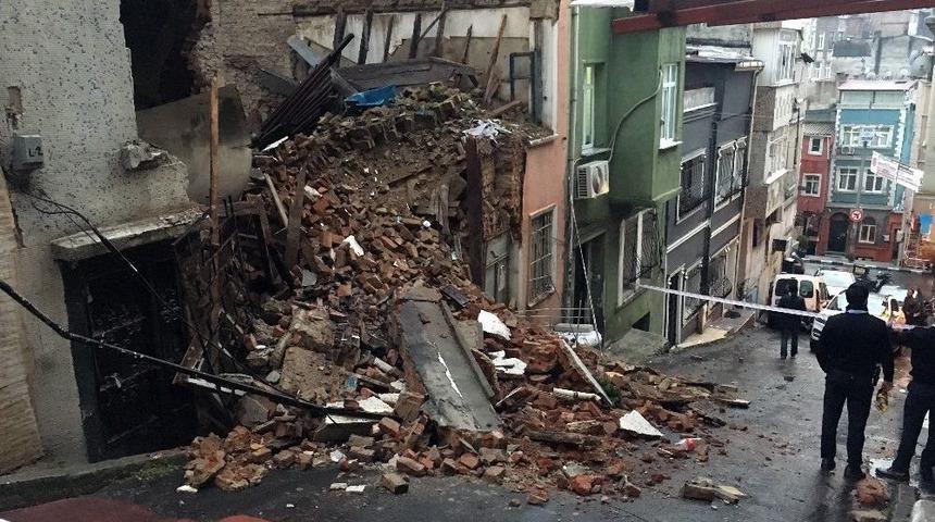 Beyoğlu&rsquo;nda Metruk Binada &Ccedil;&ouml;kme Meydana Geldi