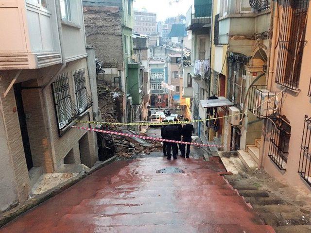 Beyoğlu’nda Metruk Binada Çökme Meydana Geldi