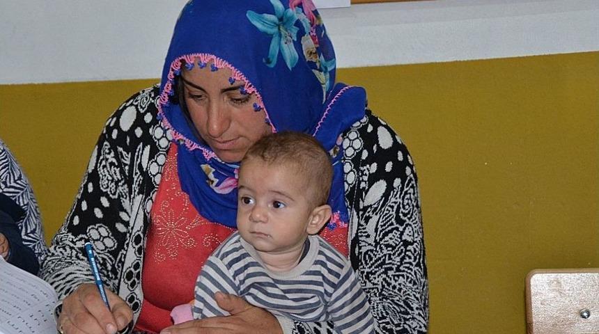 (&ouml;zel Haber) Kucaklarında Bebekleri İle Okuma Yazma &Ouml;ğreniyorlar