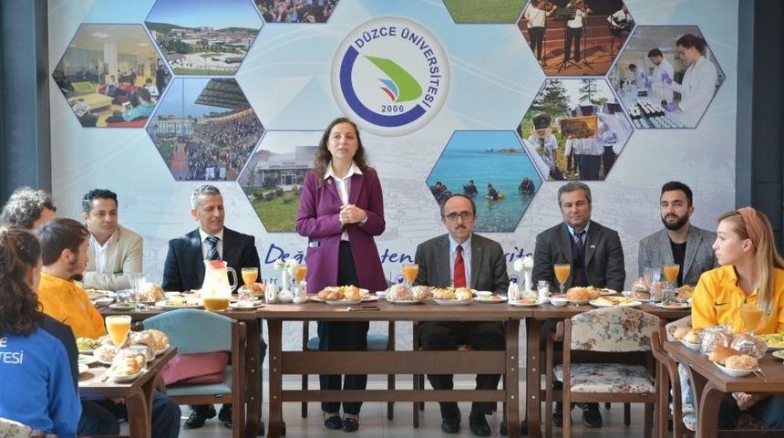 Rekt&ouml;r Başarılı Sporcularla Kahvaltıda Buluştu