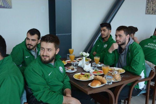 Rektör Başarılı Sporcularla Kahvaltıda Buluştu 1