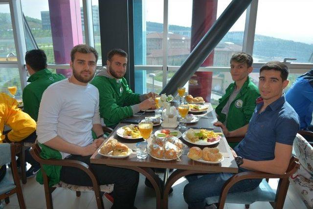 Rektör Başarılı Sporcularla Kahvaltıda Buluştu 2