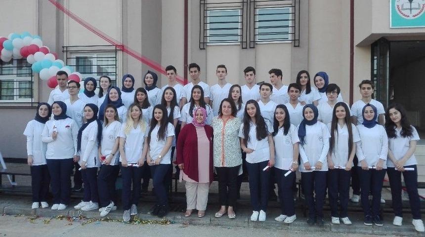 Sağlık &Ouml;ğrencileri Mezuniyet Coşkusunu &Ouml;ğretmenleri İle Paylaştı