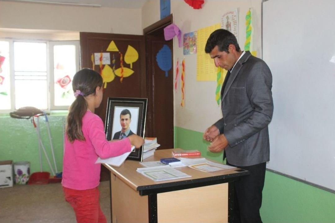 Şehit &Ouml;ğretmen Necmettin Yılmaz&rsquo;ın Okulunda H&uuml;z&uuml;nl&uuml; Karne Sevinci