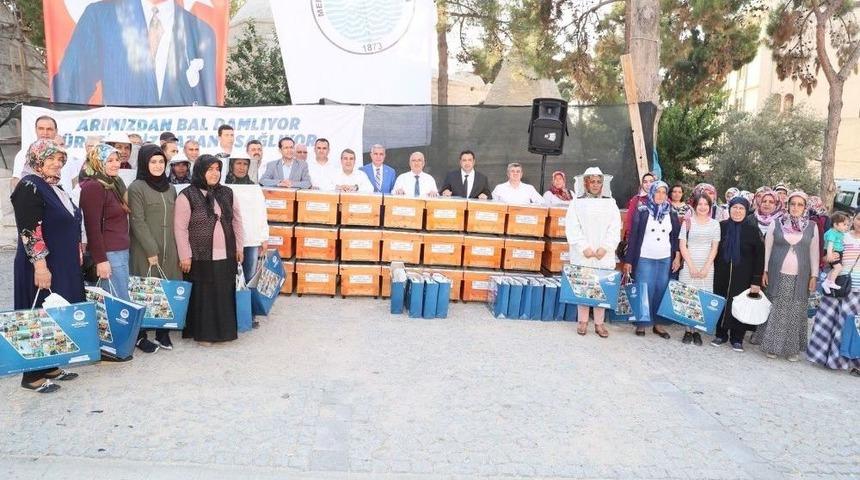 Mut&rsquo;lu Arı &Uuml;reticilerine Kovan Dağıtıldı