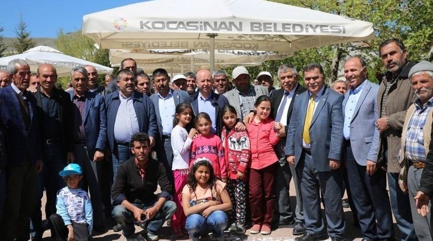 Başkan &Ccedil;olakbayrakdar, Trakt&ouml;r &Uuml;st&uuml;nde Tarla S&uuml;rd&uuml;