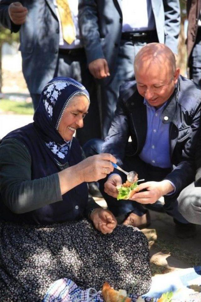 Başkan &Ccedil;olakbayrakdar, Trakt&ouml;r &Uuml;st&uuml;nde Tarla S&uuml;rd&uuml; 1