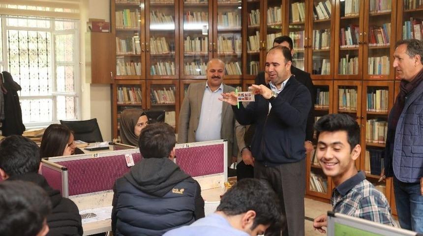 Başkan Çiftçi Kütüphanede Öğrencilerle Buluştu