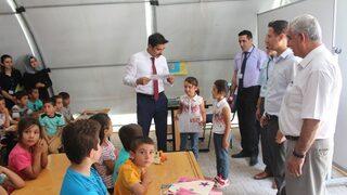 Depremzede Öğrenciler Karnelerini Kaymakamın Elinden Aldı