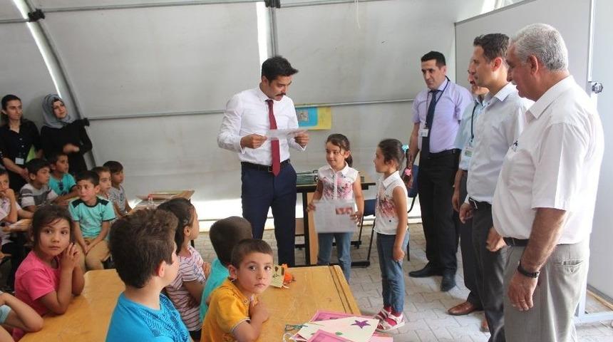 Depremzede &Ouml;ğrenciler Karnelerini Kaymakamın Elinden Aldı