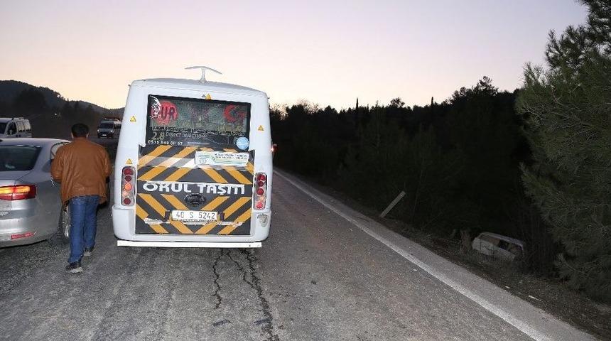 &Ouml;ğrenci Servisi İle Otomobil &Ccedil;arpıştı: 8 Yaralı