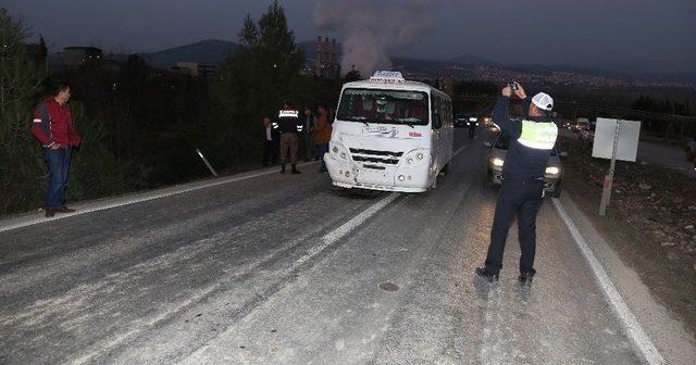 Öğrenci Servisi İle Otomobil Çarpıştı: 8 Yaralı