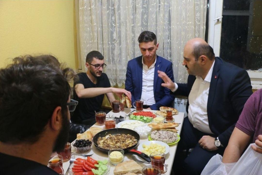 Başkan Orhan&rsquo;dan &Ouml;ğrencilere &Ccedil;at Kapı Sahur