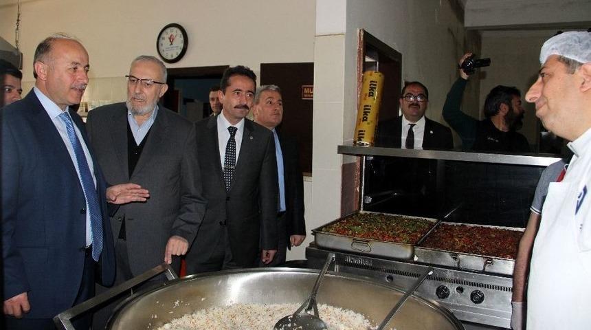 Vali Aş Evinde Kendi Elleriyle Yemek Dağıttı