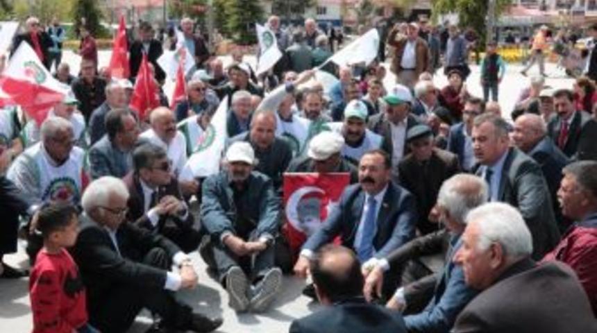 Ohal Protestosu İ&ccedil;in Cacabey Meydanında Oturma Eylemi Yaptılar