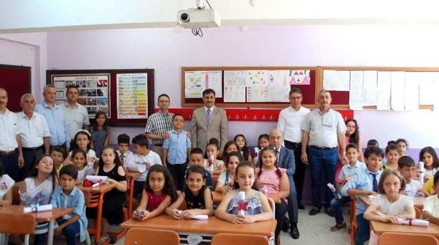 Salihli&rsquo;de 27 Bin &Ouml;ğrenci Karne Heyecanı Yaşadı